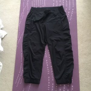 Athleta cropped pants 6 black joggers